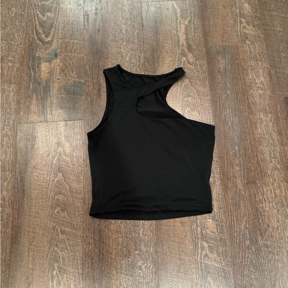 Asymmetrical chocker neck tank